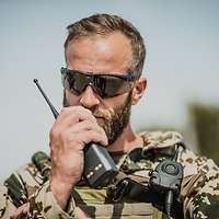 Ein Soldat mit Funkgerät im Porträt