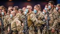 Soldaten der Evakuierungsoperation beim Antreten in Wunstorf