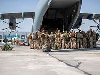 Afghanistan Evakuierung Deutsche Fallschirmjäger beim Einsteigen in den A400M
