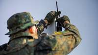 Ein Soldat baut eine Antenne auf 