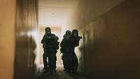 Die Gefahr lauert hinter jeder Tür Soldaten bewegen sich unter gegenseitiger Sicherung tief gestaffelt durch einen dunklen Flur