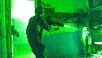 Mit modernster Technik hat man den richtigen Durchblick Durch ein Nachtsichtgerät sind zwei Soldaten erkennbar. Das Bild ist grün.