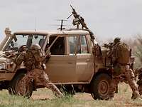 Kampfschwimmer beim Training im Niger Soldaten mit Waffe im Anschlag suchen Deckung hinter einem Fahrzeug