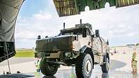 Ein Bundeswehrfahrzeug wird in ein Transportflugzeug gefahren