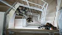 Soldaten in einem Treppenhaus in der Übungsstadt Schnöggersburg