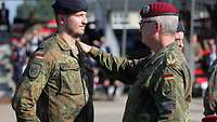 Generalinspekteur Eberhard Zorn legt einem Soldaten die Hand auf die Schulter