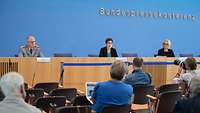 Bundespressekonferenz KSK Ministerin Kramp-Karrenbauer und Generalinspekteur Zorn sitzen in der Bundespressekonferenz vor Publikum