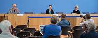 Ministerin Kramp-Karrenbauer und Generalinspekteur Zorn sitzen in der Bundespressekonferenz vor Publikum