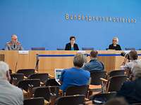Bundespressekonferenz KSK Ministerin Kramp-Karrenbauer und Generalinspekteur Zorn sitzen in der Bundespressekonferenz vor Publikum