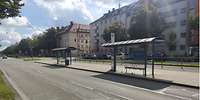 Tramhaltestelle Heideckstraße und zweispurige Straße.