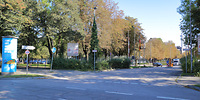 Straße mit Zufahrt und Schranke.