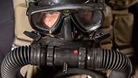 Nahaufnahme von einem Kampfschwimmer mit Atmungsgerät und Taucherbrille