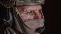Stabsfeldwebel, Kommando Spezialkräfte Portrait von einem Soldaten mit Sturmhaube und Helm