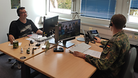 Soldat telefoniert 