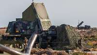 Radar mit PATRIOT Launcher im Hintergrund