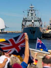 Teaser LINK Einlaufen Fremantle Fregatte „Bayern“ läuft in Fremantle ein