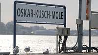 Ein weißes Schild mit der Aufschrift Oskar-Kusch-Mole