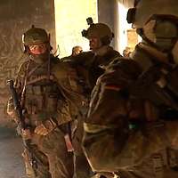 Bewaffnete Soldaten in einem Gebäude