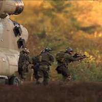 Soldaten stürmen aus einem Hubschrauber