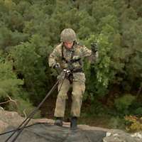 Ein Soldat seilt sich an einem Felsen ab
