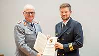 Korvettenkapitän Florian Vosgerau Korvettenkapitän Vosgerau erhielt als bester nationaler Lehrgangsteilnehmer eine Auszeichnung von General Zorn