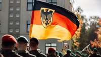 Die Ehrenformation marschiert mit der deutschen Nationalflagge ein
