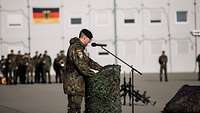 Ein Soldat hält eine Rede