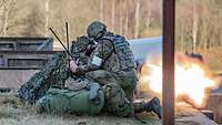 Zwei Soldaten feuern einen Lenkflugkörper ab.