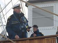 Einlaufen „Gorch Fock“ Kommandant Ein Marineoffizier in blauer Uniform blickt zur See.