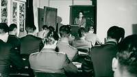 Vorlesung während eines Lehrgangs für junge Offiziere in den 1960er Jahren
