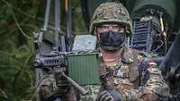 Ein Soldat mit einem Maschinengewehr