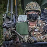 Ein Soldat mit einem Maschinengewehr
