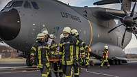 Brandschützer beim Objektschutz der Luftwaffe üben am Transportflugzeug A400M. In allen Lagen müssen sie einsatzbereit sein. 