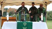 Die Militärpfarrer Markus Linde, Mirko Webler und Stefan Bauhofer (von links) beim Feldgottesdienst in Pöcking