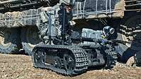 Kampfroboter Ein US-amerikanischer Soldat kniet neben einem Roboter