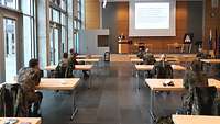 Soldaten und Soldatinnen bei dem Vortrag in der Aula