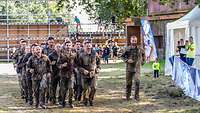 Eine Gruppe von Soldaten befindet sich im Laufschritt.