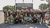 Gruppenbild von Soldaten in Siegerpose.
