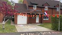 Ein Wohngebäude ist mit niederländischen Fähnchen und einer Flagge geschmückt.