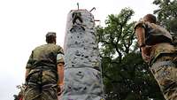 Ein Soldat erklimmt den Kletterturm