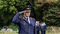 Brigadegeneral Burkhard Pototzky Ein General in blauer Uniform grüßt militärisch.