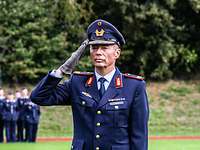 Brigadegeneral Michael Traut Ein General in blauer Uniform grüßt militärisch.