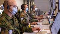Drei Soldaten sitzen vor Monitoren des Geschwadergefechtsstandes.