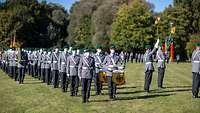 Ein Musikkorps in Paradeaufstellung 