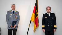 Frontalaufnahme mit Flagge, links Hagen und rechts der Inspekteur CIR.