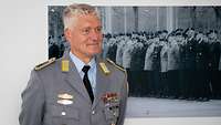 Soldat steht und lächelt.