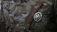 Ein Abzeichen auf einer Amerikanischen Uniform.