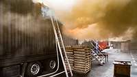 Außenansicht eines Containers, aus dem sehr viel Rauch quillt.