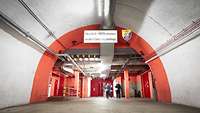 Eingangsbereich in einem Tunnel mit Begrüßungsschild.