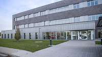 Eine graue Bibliothek am Standort Wilhelmshaven.
